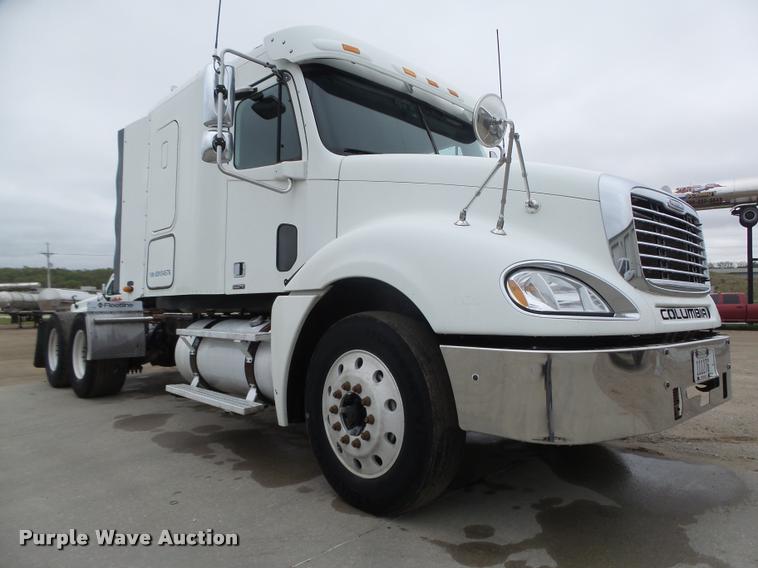 image for item DA0671 2006 Freightliner Columbia CL120 semi truck