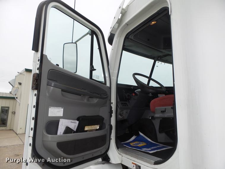 image for item DA0671 2006 Freightliner Columbia CL120 semi truck