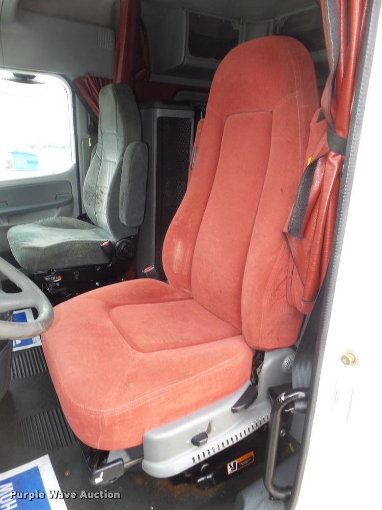 image for item DA0671 2006 Freightliner Columbia CL120 semi truck