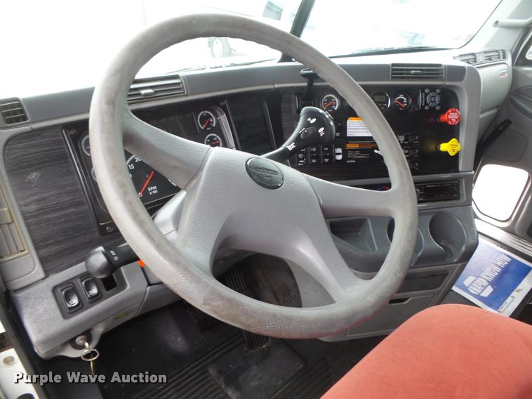 image for item DA0671 2006 Freightliner Columbia CL120 semi truck