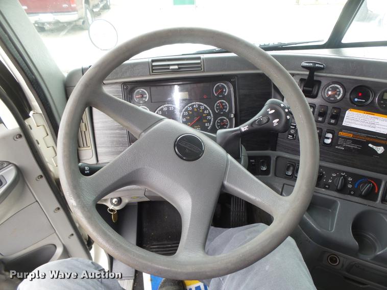 image for item DA0671 2006 Freightliner Columbia CL120 semi truck