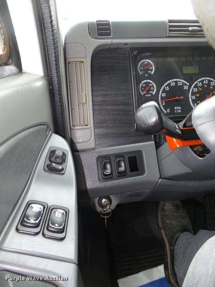 image for item DA0671 2006 Freightliner Columbia CL120 semi truck