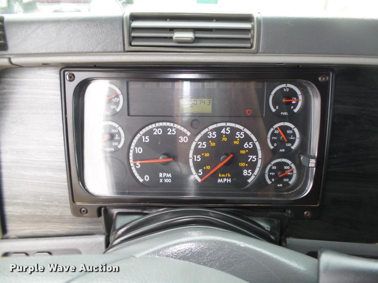 image for item DA0671 2006 Freightliner Columbia CL120 semi truck