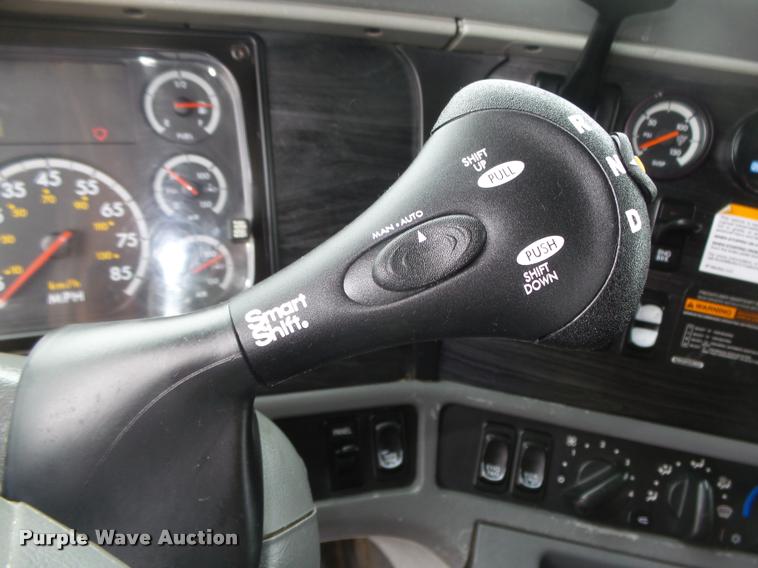 image for item DA0671 2006 Freightliner Columbia CL120 semi truck