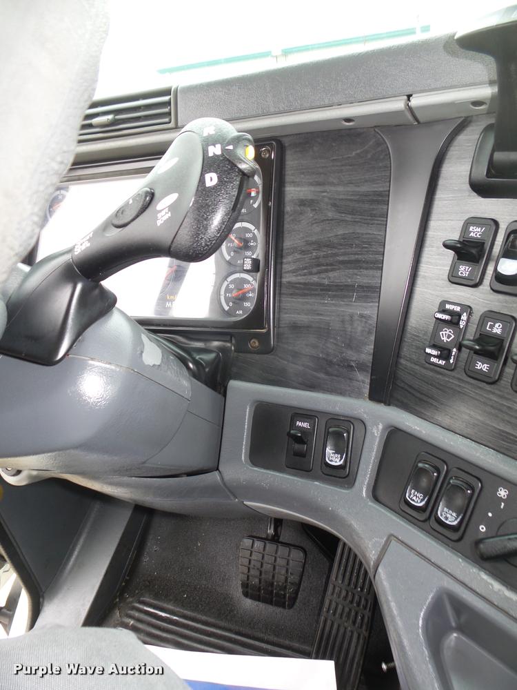 image for item DA0671 2006 Freightliner Columbia CL120 semi truck