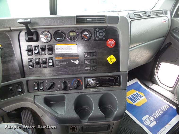 image for item DA0671 2006 Freightliner Columbia CL120 semi truck