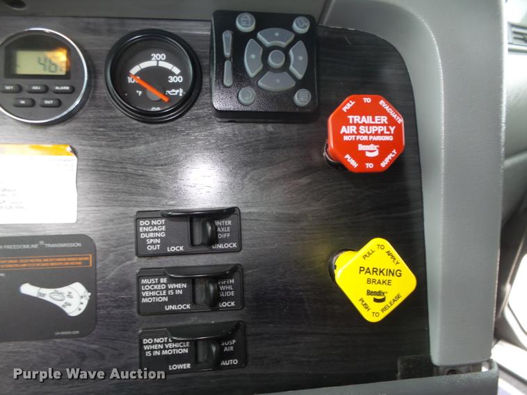 image for item DA0671 2006 Freightliner Columbia CL120 semi truck