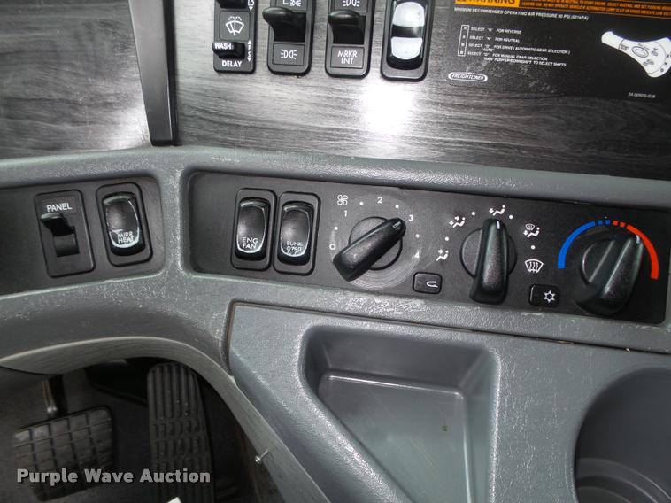 image for item DA0671 2006 Freightliner Columbia CL120 semi truck