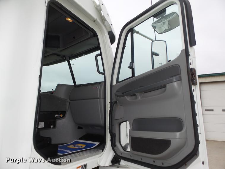 image for item DA0671 2006 Freightliner Columbia CL120 semi truck