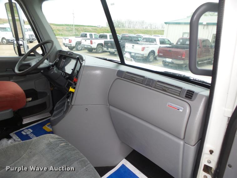 image for item DA0671 2006 Freightliner Columbia CL120 semi truck