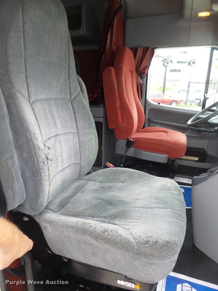 image for item DA0671 2006 Freightliner Columbia CL120 semi truck