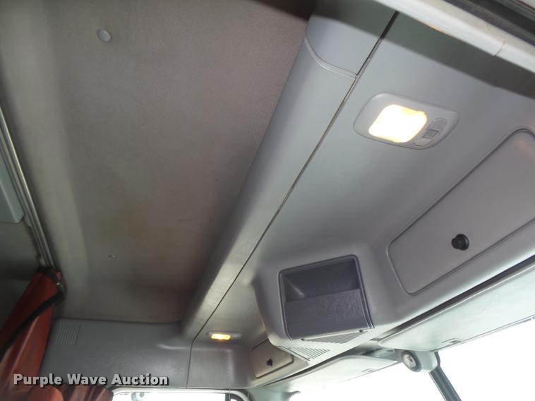 image for item DA0671 2006 Freightliner Columbia CL120 semi truck