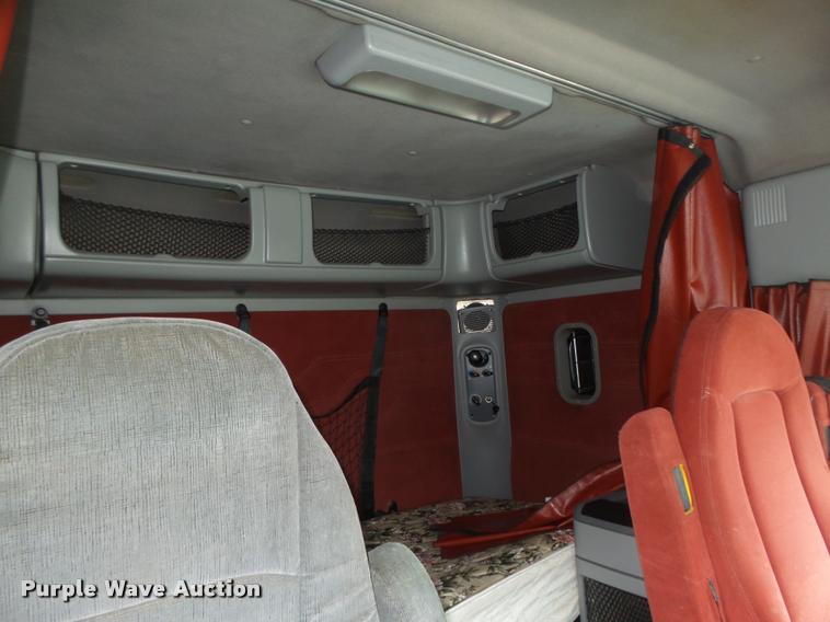 image for item DA0671 2006 Freightliner Columbia CL120 semi truck