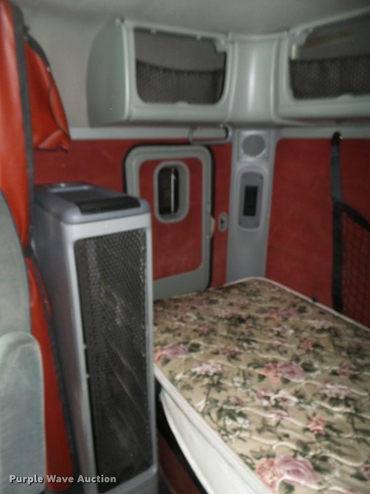 image for item DA0671 2006 Freightliner Columbia CL120 semi truck