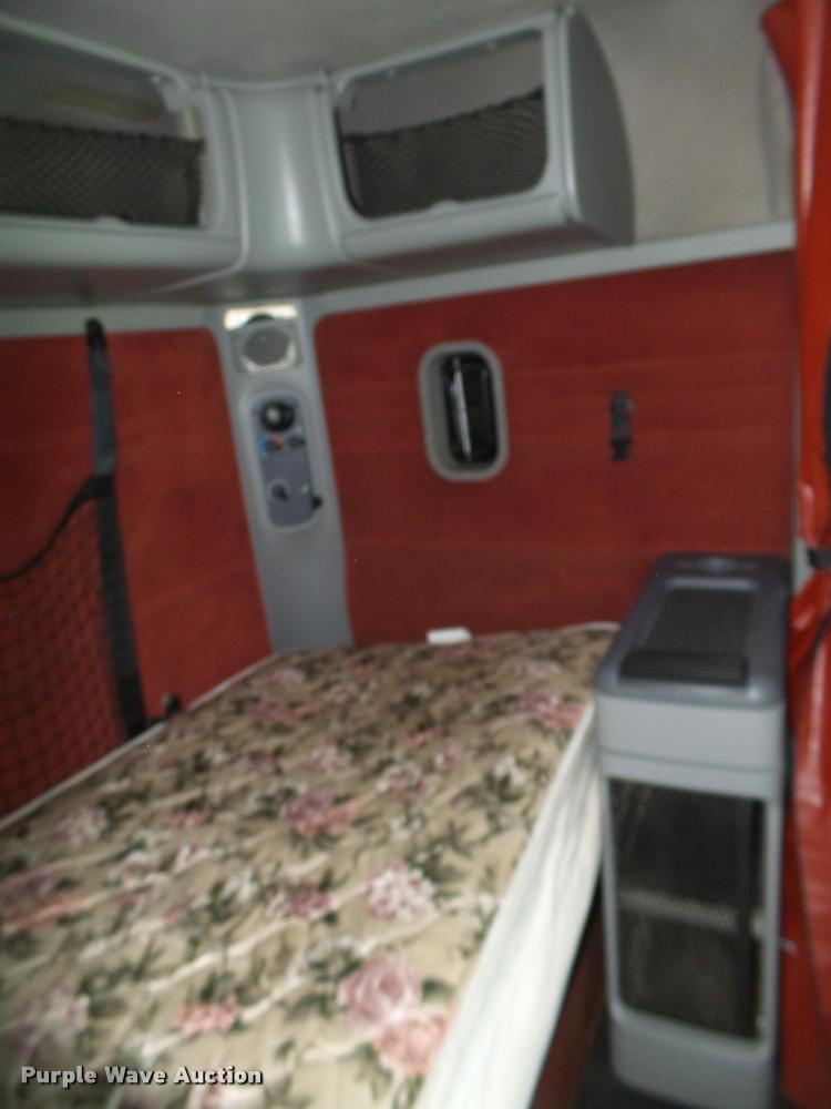 image for item DA0671 2006 Freightliner Columbia CL120 semi truck