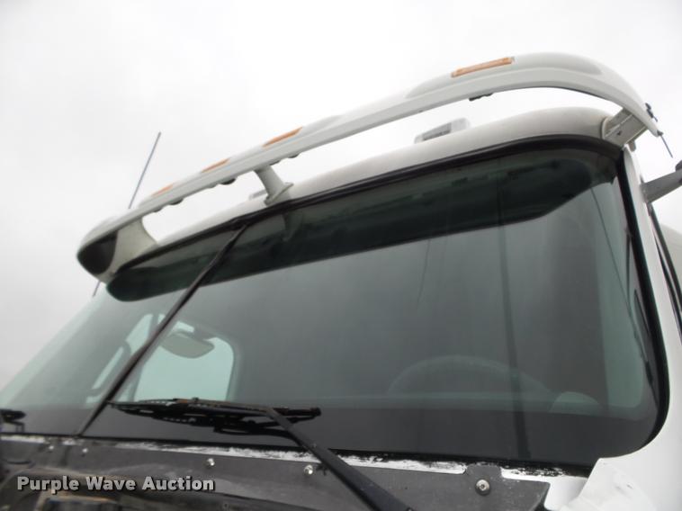 image for item DA0671 2006 Freightliner Columbia CL120 semi truck