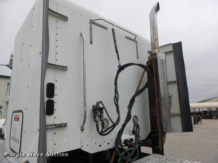 image for item DA0671 2006 Freightliner Columbia CL120 semi truck