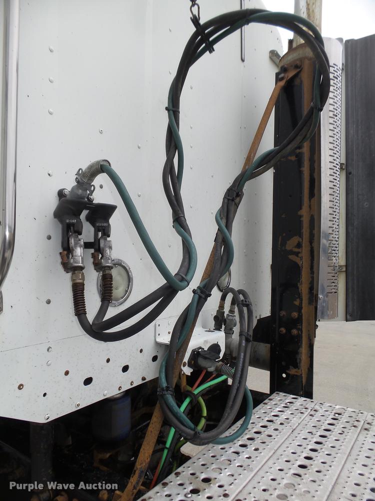 image for item DA0671 2006 Freightliner Columbia CL120 semi truck