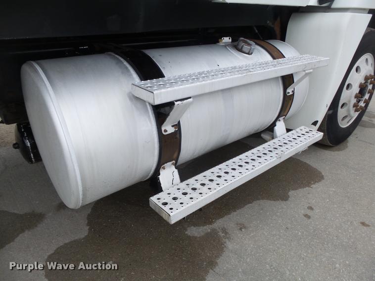 image for item DA0671 2006 Freightliner Columbia CL120 semi truck