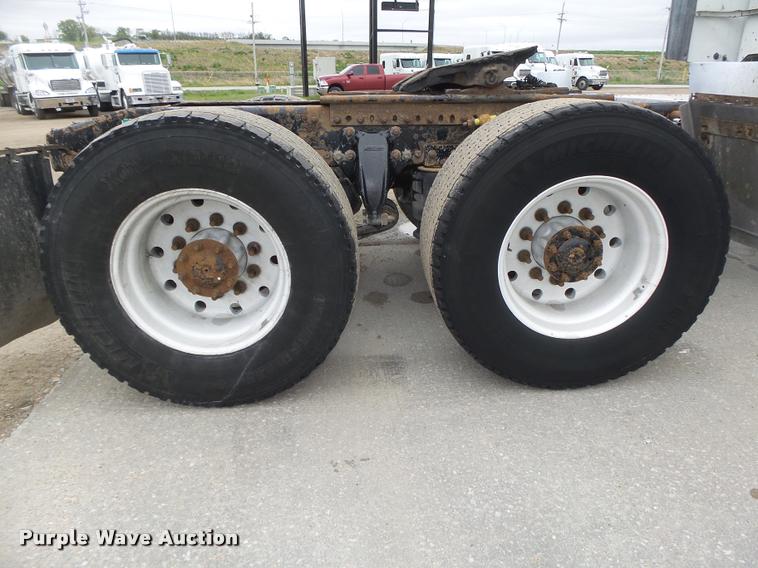 image for item DA0671 2006 Freightliner Columbia CL120 semi truck