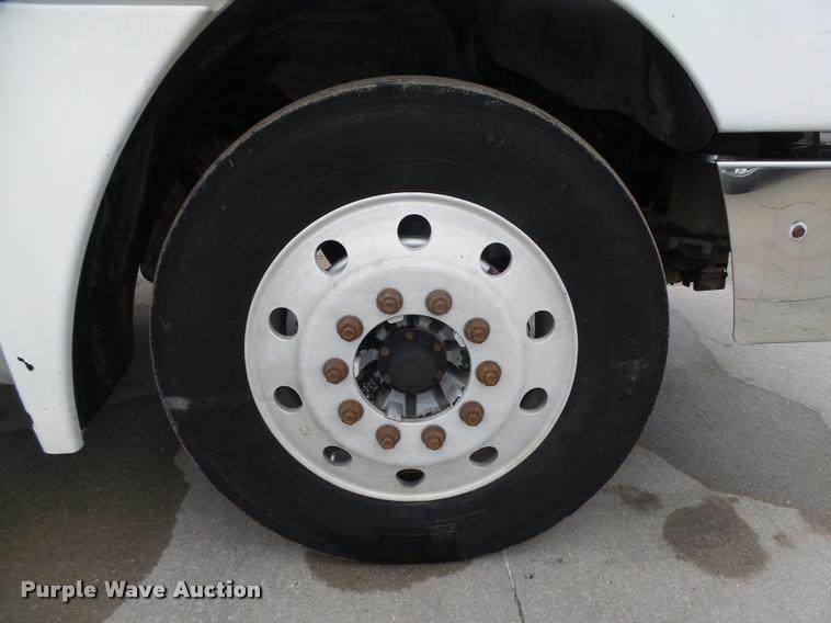 image for item DA0671 2006 Freightliner Columbia CL120 semi truck