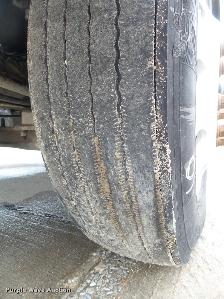 image for item DA0671 2006 Freightliner Columbia CL120 semi truck