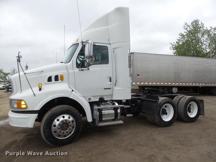 image for item DA0672 2006 Sterling AT9500 semi truck