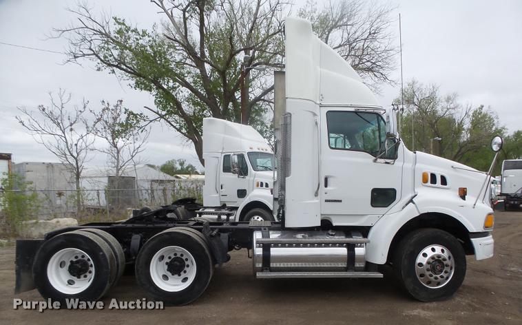 image for item DA0672 2006 Sterling AT9500 semi truck