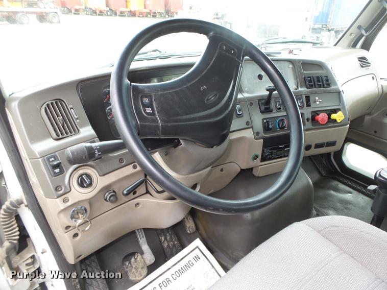image for item DA0672 2006 Sterling AT9500 semi truck