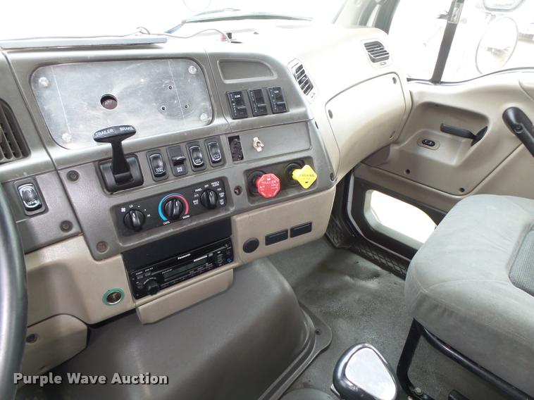 image for item DA0672 2006 Sterling AT9500 semi truck