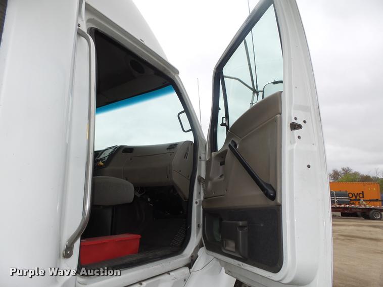 image for item DA0672 2006 Sterling AT9500 semi truck