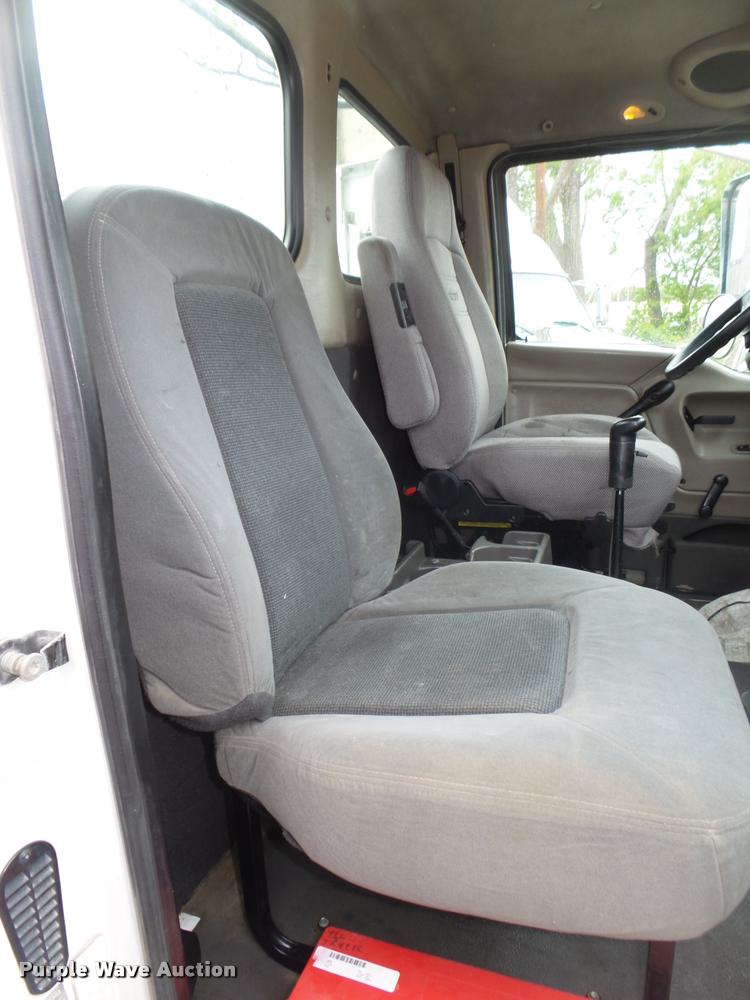 image for item DA0672 2006 Sterling AT9500 semi truck