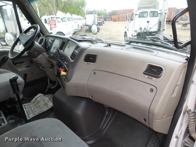 image for item DA0672 2006 Sterling AT9500 semi truck