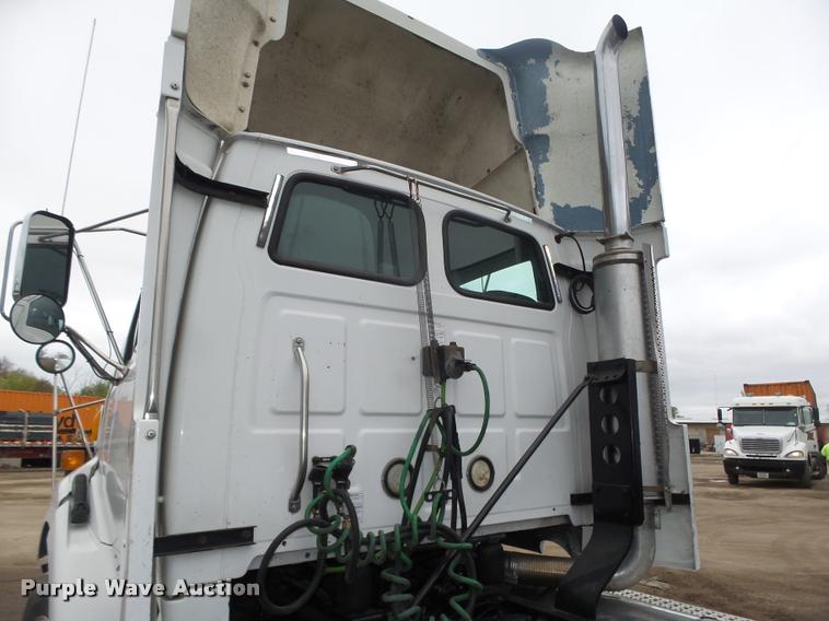 image for item DA0672 2006 Sterling AT9500 semi truck