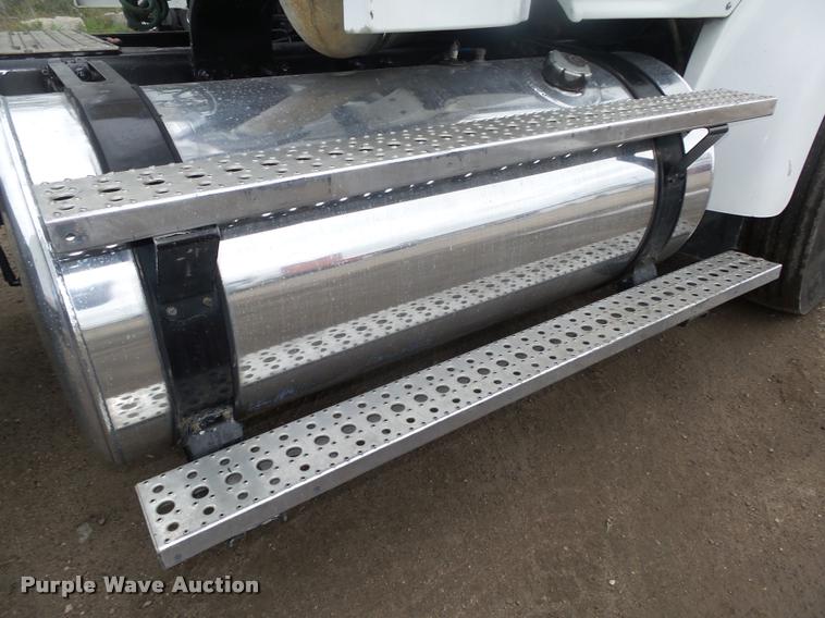 image for item DA0672 2006 Sterling AT9500 semi truck