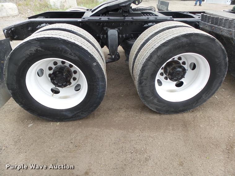 image for item DA0672 2006 Sterling AT9500 semi truck