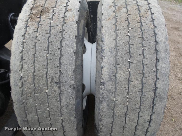 image for item DA0672 2006 Sterling AT9500 semi truck