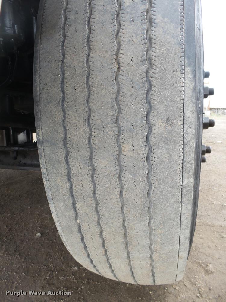 image for item DA0672 2006 Sterling AT9500 semi truck