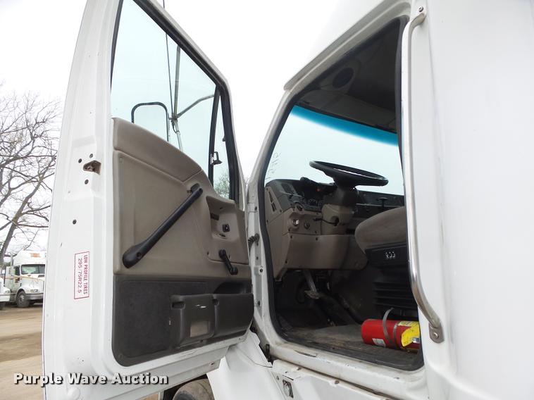 image for item DA0673 2006 Sterling AT9500 semi truck