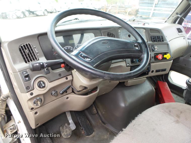 image for item DA0673 2006 Sterling AT9500 semi truck