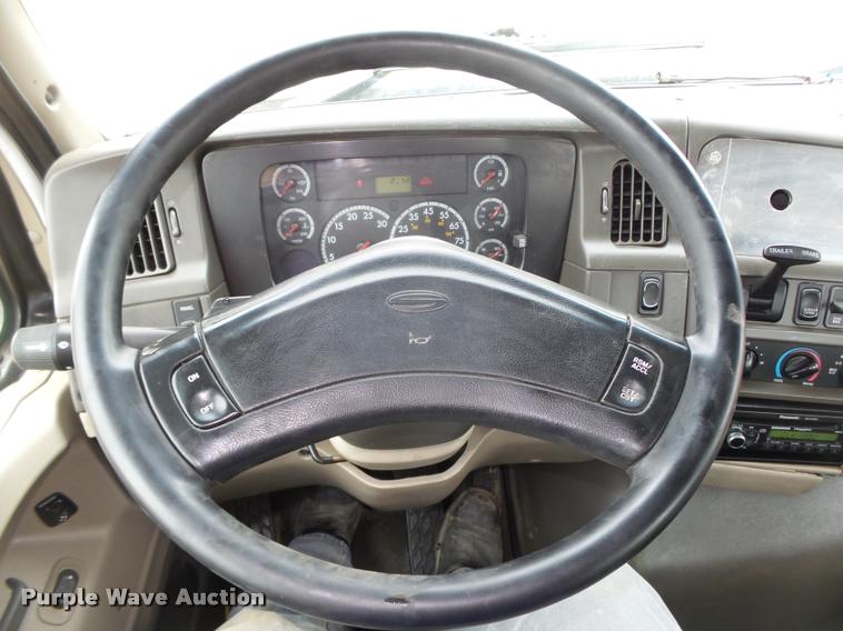 image for item DA0673 2006 Sterling AT9500 semi truck