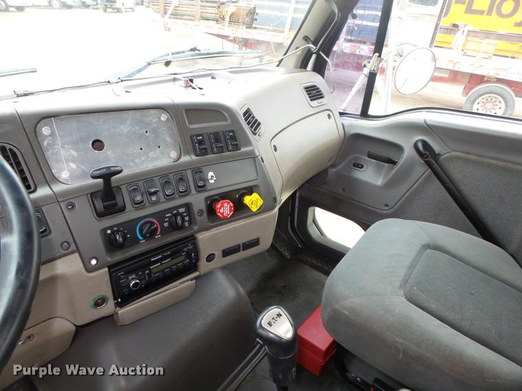 image for item DA0673 2006 Sterling AT9500 semi truck