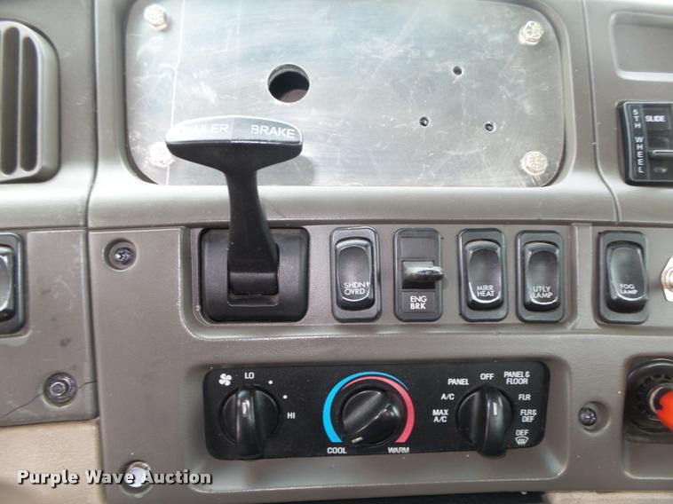 image for item DA0673 2006 Sterling AT9500 semi truck