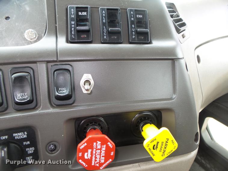 image for item DA0673 2006 Sterling AT9500 semi truck