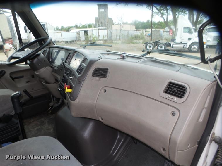 image for item DA0673 2006 Sterling AT9500 semi truck