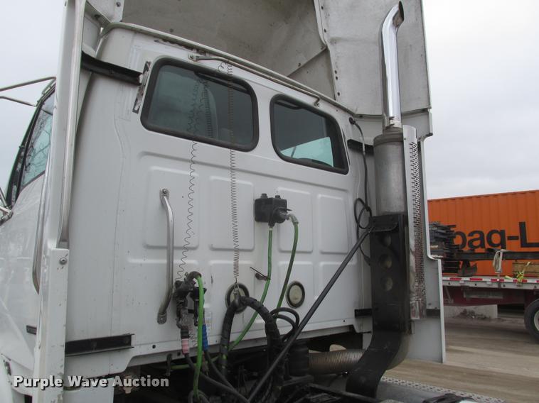 image for item DA0673 2006 Sterling AT9500 semi truck