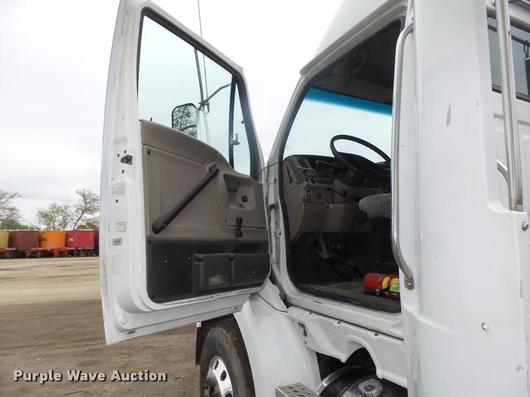 image for item DA0674 2006 Sterling AT9500 semi truck