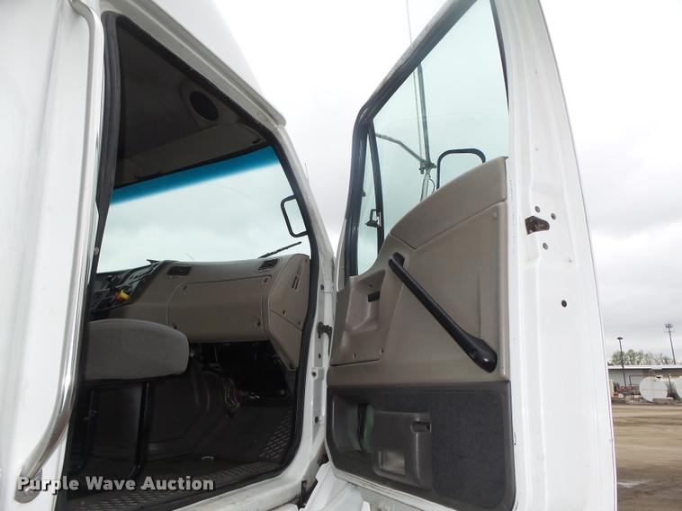 image for item DA0674 2006 Sterling AT9500 semi truck