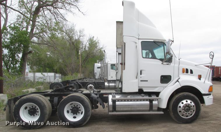image for item DA0675 2006 Sterling AT9500 semi truck