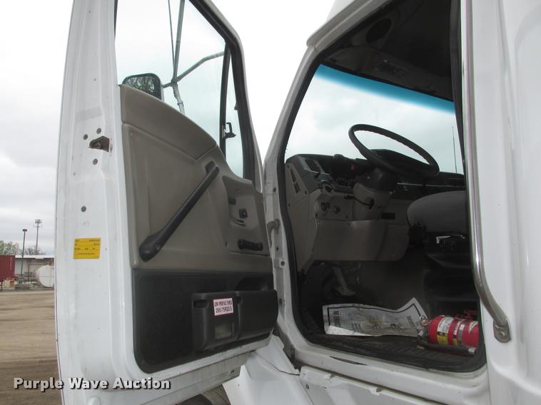 image for item DA0675 2006 Sterling AT9500 semi truck